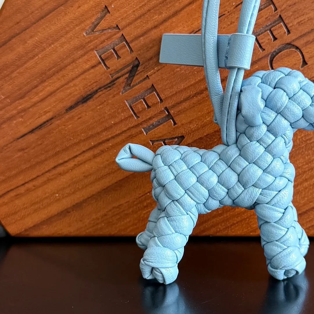 Batch 540 BOTTEGA VENETA2025 new puppy🐕 style pendant Braided puppy is online😎 Leather braided puppy style pendant can be hung on any handbag, and it is as cute, delicate and colorful as it matches with a bag. Cute and cute, it will touch your heart at any time. It can be hung on bags or keychains. Who can resist such a cute puppy? Style number: 807068